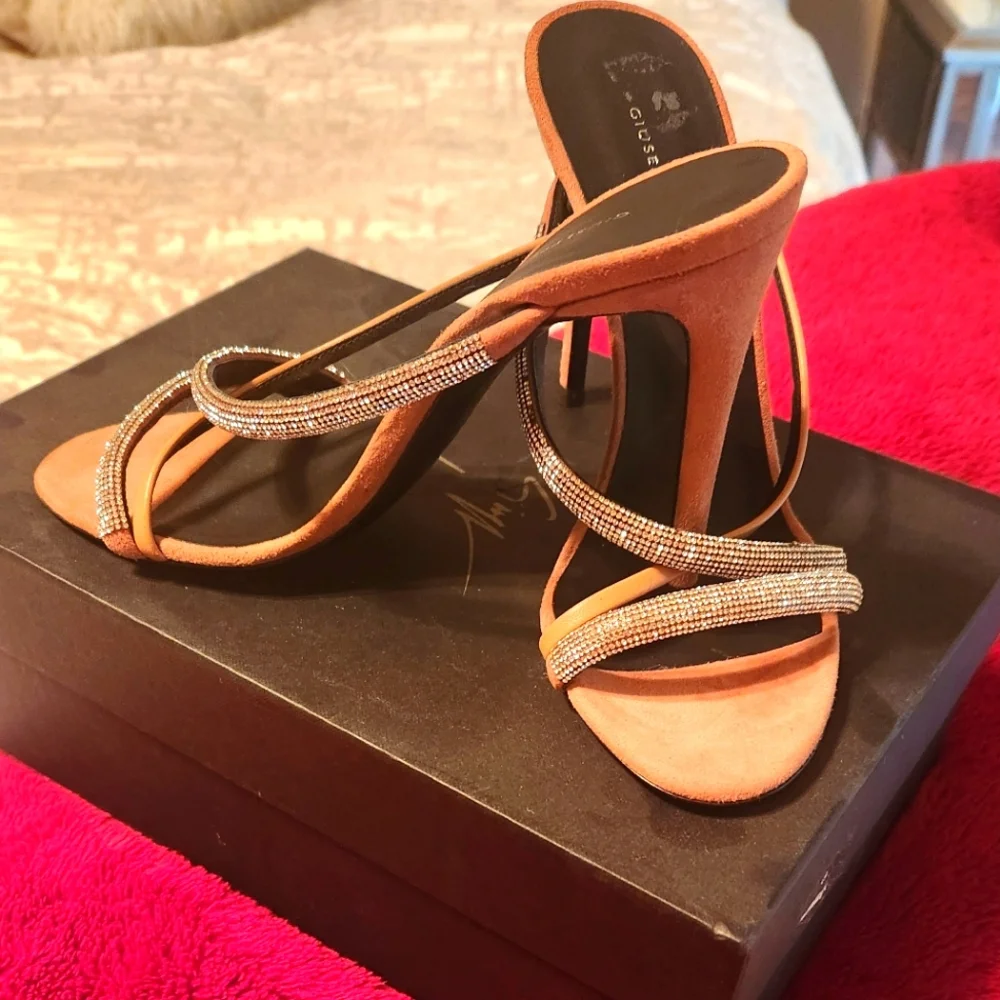 Heels - Picture 1 of 4